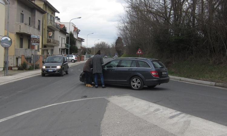 Montecosaro, scontro tra due auto all'incrocio di via Marche: interviene il carro attrezzi (FOTO)