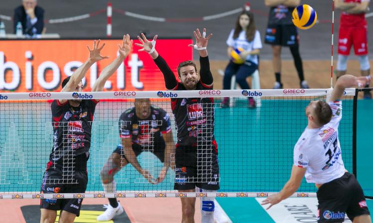 La Lube Civitanova batte Sora e vola a più 5 da Modena (FOTO) La Lube Civitanova batte Sora e vola a più 5 da Modena (FOTO)