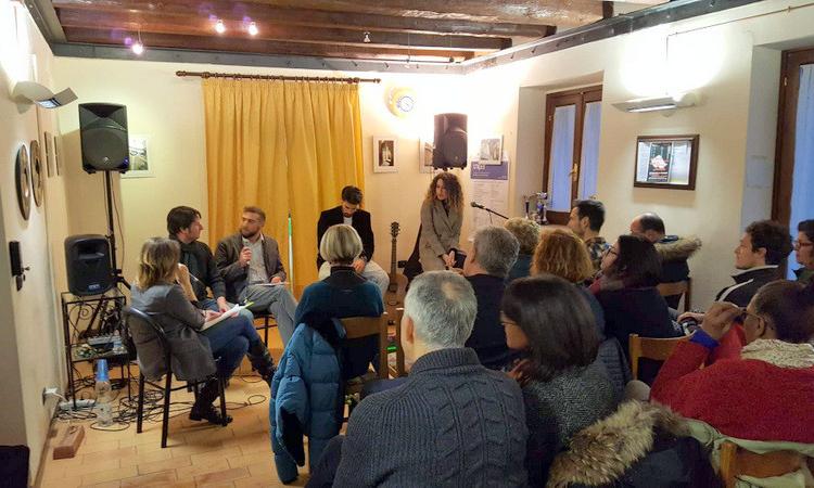 Recanati, tutti pazzi per "Lercio": sala gremita per il talk evento con i redattori del sito satirico