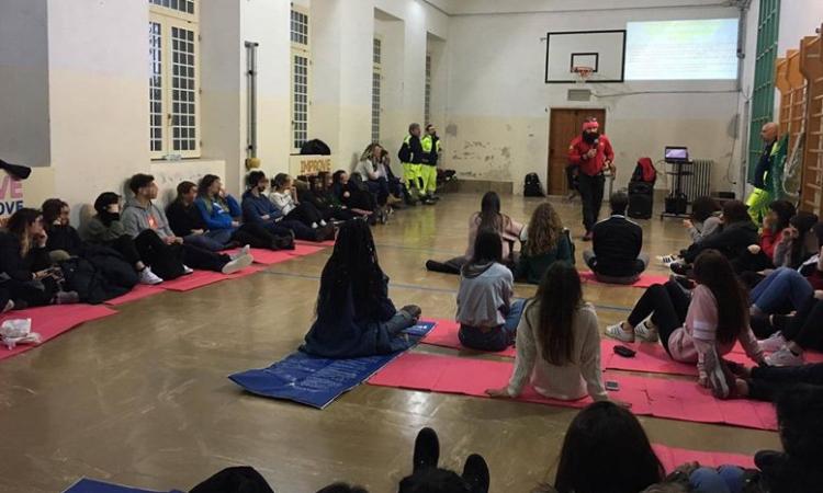 Prevenzione degli incidenti in montagna: il Soccorso Alpino incontra i ragazzi del "Bonifazi" di Recanati (FOTO) Prevenzione degli incidenti in montagna: il Soccorso Alpino incontra i ragazzi del "Bonifazi" di Recanati (FOTO)
