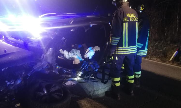 Tremendo frontale tra due auto: due uomini in ospedale a Macerata (FOTO)