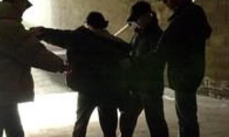 Ragazzo preso a sprangate e derubato davanti a una scuola: arrestata una gang di giovani