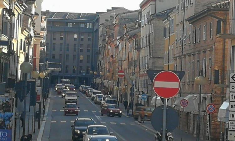 Macerata, lampioni impazziti lungo Corso Cairoli: il viale diventa una discoteca (VIDEO)