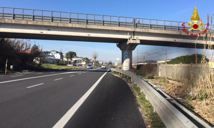 Vibrazioni e pezzi caduti, ponte dell'A14 chiuso al traffico