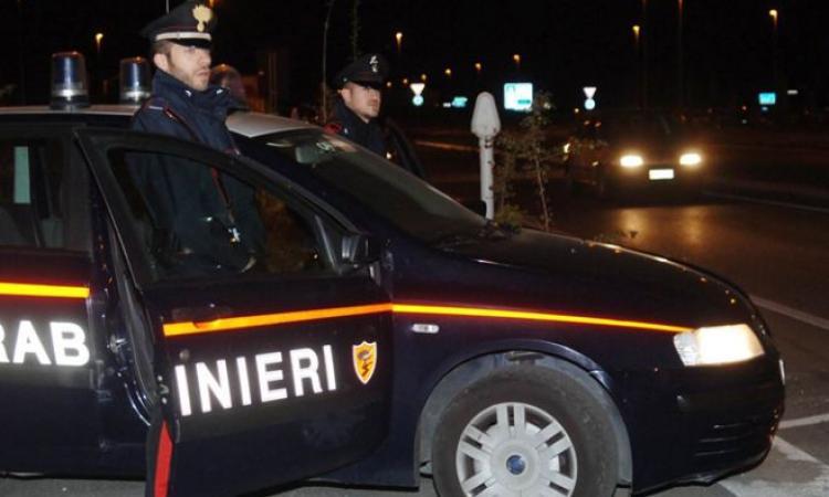 Pollenza, fermato mentre guida ubriaco, tenta di disfarsi dell'eroina: arrestato 35enne