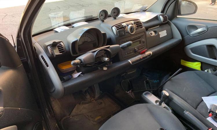 Civitanova, sale in auto ma il volante non c'è più: Smart nel mirino dei ladri