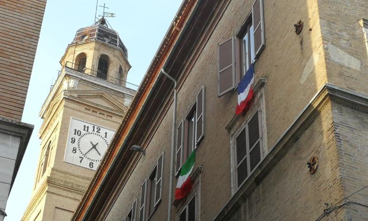 Macerata, Carancini espone la bandiera francese in Comune. Sacchi (FI): “Siamo alle comiche finali”