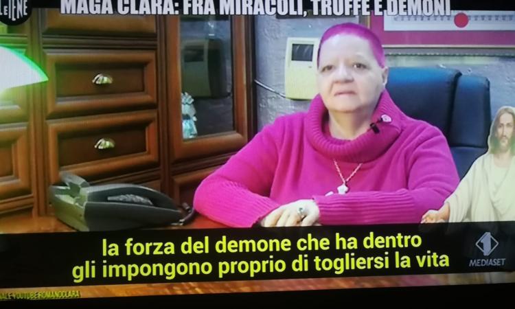 Maga Clara scaccia "Le Iene" dal suo studio: aggressione all'operatore (VIDEO)