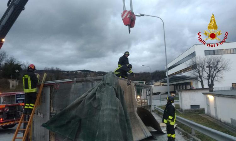 Cingoli, si ribalta un rimorchio carico di polli: intervengono i Vigili del fuoco (FOTO)