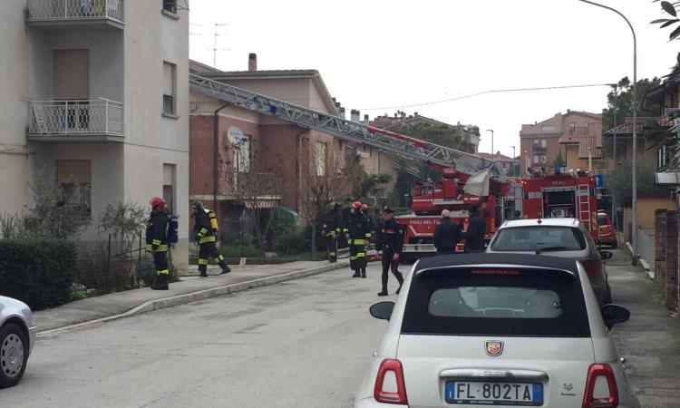Sforzacosta, scoppia l'incendio in un'abitazione: tratto in salvo un bambino (FOTO)