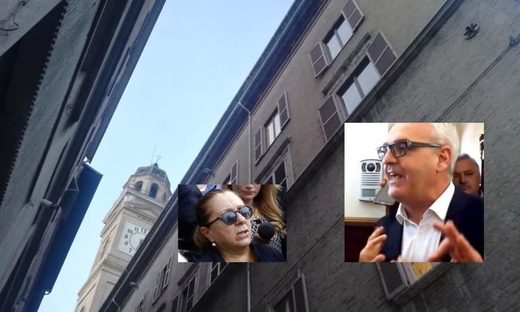Macerata, il Prefetto "bacchetta" e Carancini non può che obbedire. Ritirata la bandiera francese Macerata, il Prefetto "bacchetta" e Carancini non può che obbedire. Ritirata la bandiera francese
