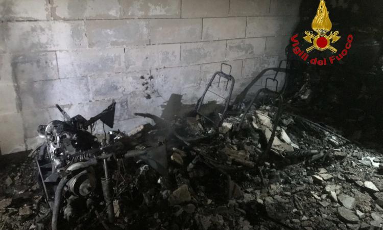 Macerata, auto in fiamme in un garage: evacuata palazzina (FOTO)