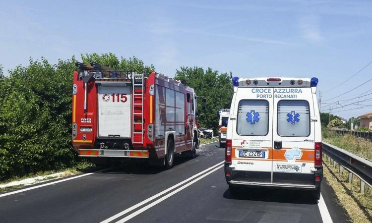 Porto Recanati, frontale tra due auto: sospetto trauma cranico per un conducente