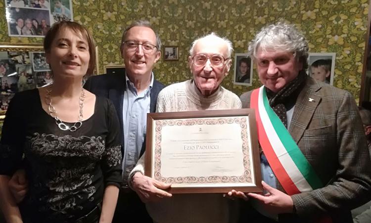 Tolentino, festeggiamenti per i 100 anni dell'insegnante Ezio Paolucci Tolentino, festeggiamenti per i 100 anni dell'insegnante Ezio Paolucci