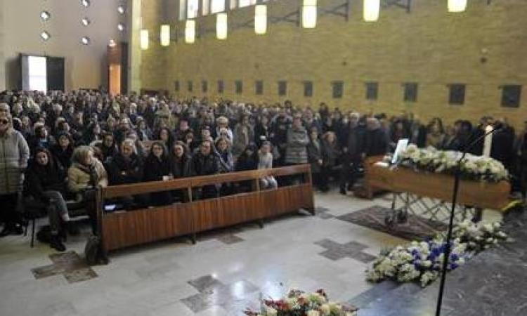 In centinaia al funerale del medico Lorenzo, la mamma: "Ha sempre pensato agli altri" In centinaia al funerale del medico Lorenzo, la mamma: "Ha sempre pensato agli altri"