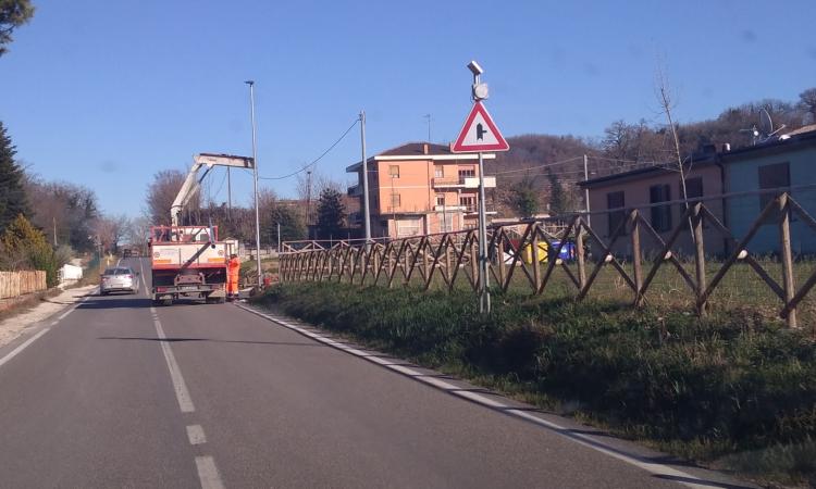 San Severino. Nuova illuminazione ingresso villaggio Sae "Campagnano" e pulizia del fosse verso il Potenza San Severino. Nuova illuminazione ingresso villaggio Sae "Campagnano" e pulizia del fosse verso il Potenza