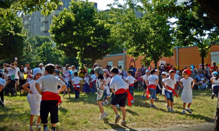 Li Matti de Montecò nelle scuole: il gruppo folk racconta la storia contadina ai bimbi