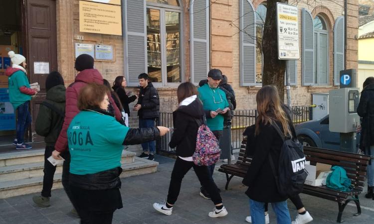 Distribuiti opuscoli a Tolentino per sensibilizzare i giovani sull'uso di sostanze stupefacenti