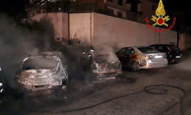 Potenza Picena, Cinque auto in fiamme nella notte (FOTO)