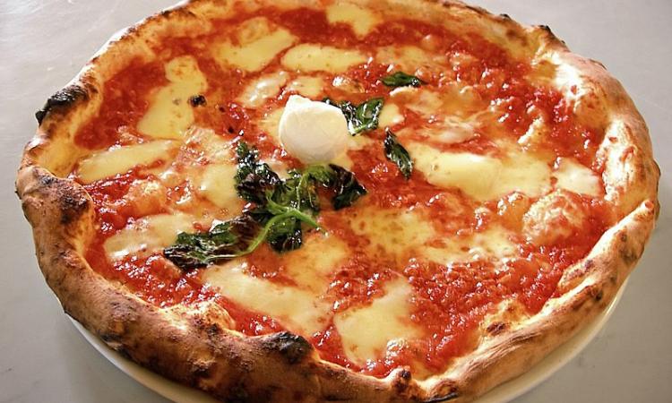 A Macerata si mangia la pizza più cara d'Italia: curioso primato secondo i dati del Mise A Macerata si mangia la pizza più cara d'Italia: curioso primato secondo i dati del Mise