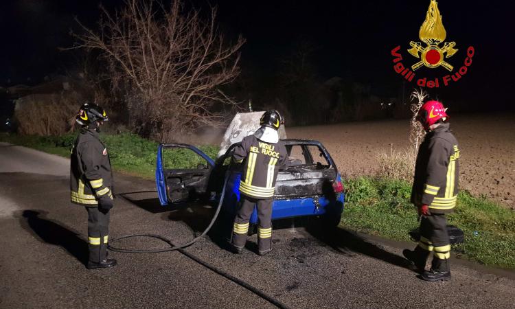 Trodica, auto in fiamme lungo la provinciale: intervengono i Vigili del Fuoco (FOTO)