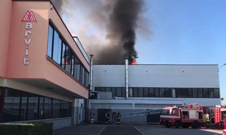 Incendio alla Marvit, evacuati i 120 dipendenti: timore nube tossica Incendio alla Marvit, evacuati i 120 dipendenti: timore nube tossica