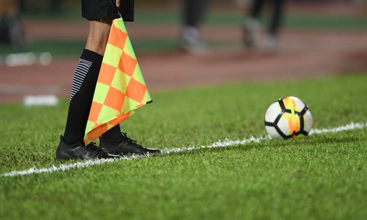 Spintoni e calci, arbitro aggredito dopo un gol annullato. Quattro calciatori squalificati fino al 2024 Spintoni e calci, arbitro aggredito dopo un gol annullato. Quattro calciatori squalificati fino al 2024