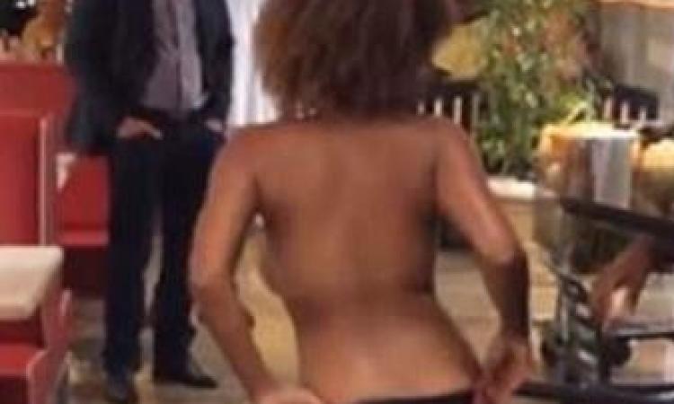 "Pazza" di gelosia entra in un negozio in minigonna e tacchi per poi spogliarsi e aggredire il titolare: intervengono i Carabinieri "Pazza" di gelosia entra in un negozio in minigonna e tacchi per poi spogliarsi e aggredire il titolare: intervengono i Carabinieri