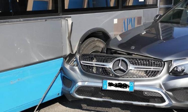Macerata, incidente tra Autobus Apm e una macchina di grossa cilindrata (FOTO)