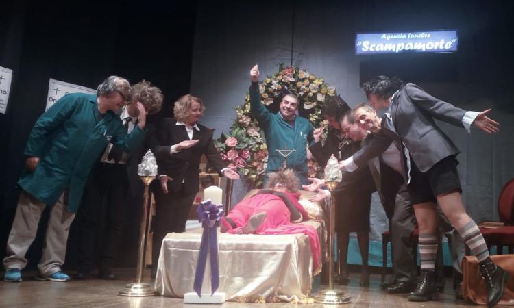 Stagione teatrale di Camerino: le DDMM riportano sul palcoscenico “www.scampamorte.com” Stagione teatrale di Camerino: le DDMM riportano sul palcoscenico “www.scampamorte.com”