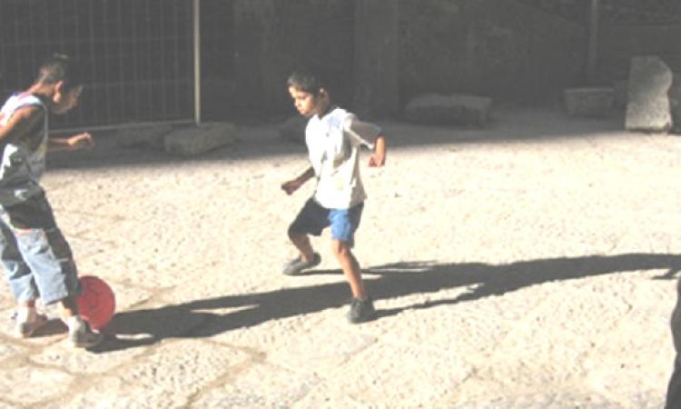 Ladro senza scrupoli: deruba bambini che giocano a pallone Ladro senza scrupoli: deruba bambini che giocano a pallone