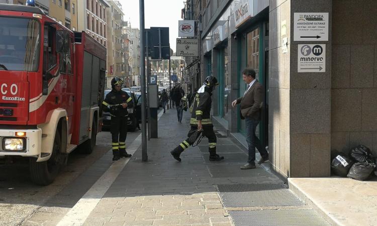 Macerata, attimi di paura all'Ubi Banca in Corso Cavour per un principio di incendio (FOTO) Macerata, attimi di paura all'Ubi Banca in Corso Cavour per un principio di incendio (FOTO)