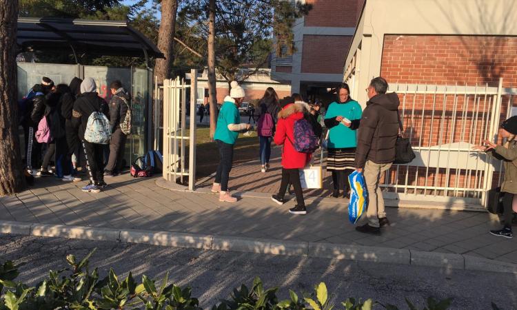 Tolentino, "Mondo Libero dalla Droga" alla scuola Media Lucatelli: consegnati centinaia di opuscoli Tolentino, "Mondo Libero dalla Droga" alla scuola Media Lucatelli: consegnati centinaia di opuscoli