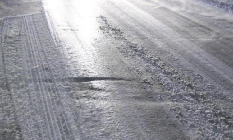 Piani di Ragnolo, il ghiaccio blocca le auto: circolazione in tilt