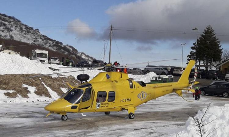 Bolognola. Cade sulla pista da sci: ragazza trasportata a Torrette con l'elicottero Bolognola. Cade sulla pista da sci: ragazza trasportata a Torrette con l'elicottero