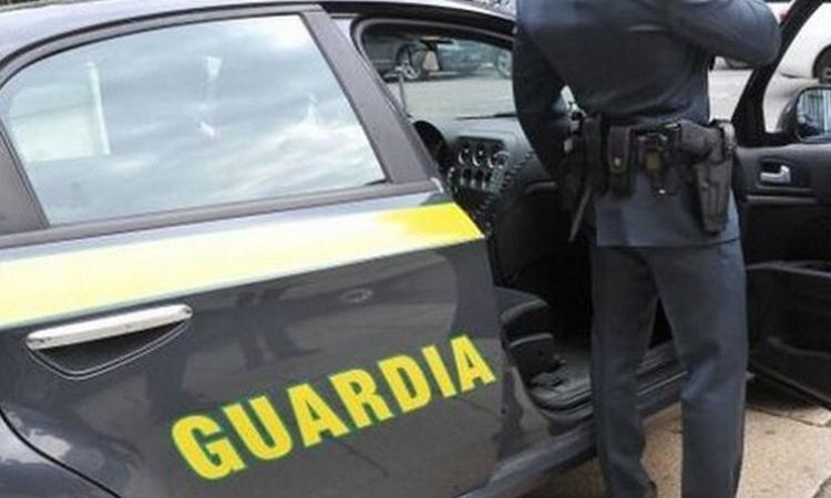 Contrabbando in aeroporto: sequestrati 58 kg di tabacco e 30 litri di alcolici