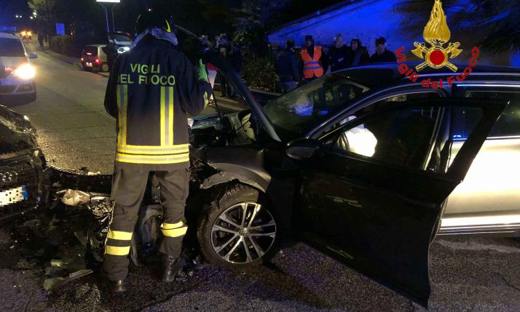 Morrovalle, frontale dall'impatto tremendo: uno dei conducenti trasportato a Torrette (FOTO)