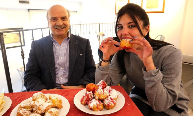 Carnevale, Giovedì Grasso: Dante del Nino Caffè ci svela la ricetta degli scroccafusi fritti (FOTO e VIDEO) Carnevale, Giovedì Grasso: Dante del Nino Caffè ci svela la ricetta degli scroccafusi fritti (FOTO e VIDEO)
