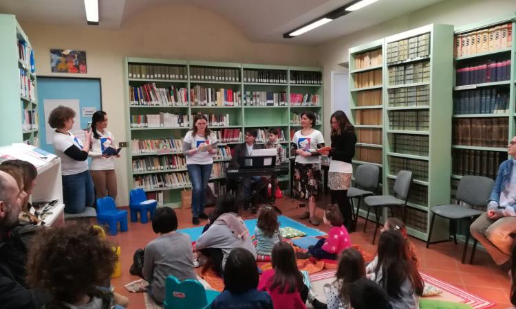 San Severino, "Nati per leggere": un altro pomeriggio di successo per le letture sul cuscino San Severino, "Nati per leggere": un altro pomeriggio di successo per le letture sul cuscino