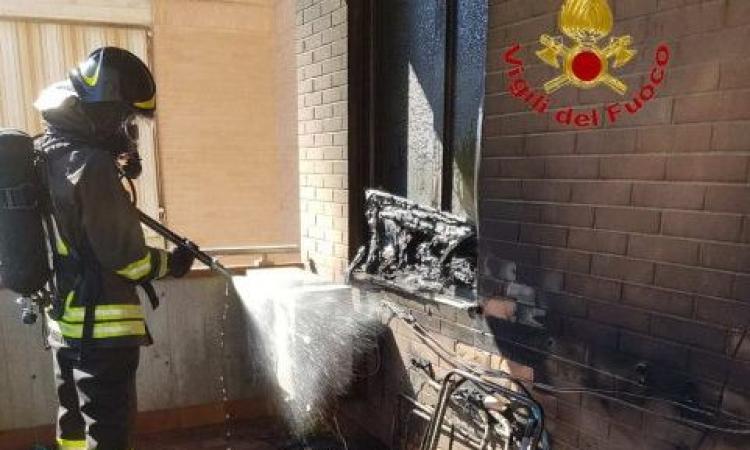 Corridonia, in fiamme l'impianto di climatizzazione esterno di un'abitazione (FOTO) Corridonia, in fiamme l'impianto di climatizzazione esterno di un'abitazione (FOTO)