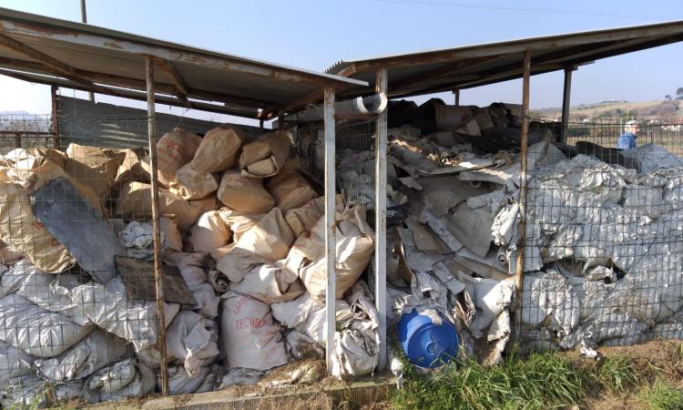 Treia, deposito illegale di rifiuti pericolosi: nei guai il titolare di un'azienda (FOTO) Treia, deposito illegale di rifiuti pericolosi: nei guai il titolare di un'azienda (FOTO)