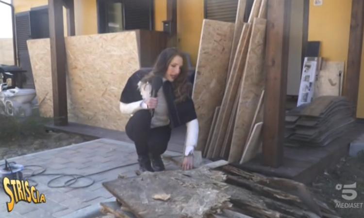 Striscia la Notizia e lo scandalo muffa nelle SAE: "Le casette sono marce" (VIDEO) Striscia la Notizia e lo scandalo muffa nelle SAE: "Le casette sono marce" (VIDEO)