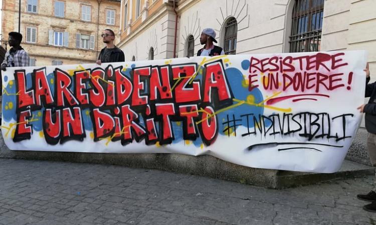 Macerata, Iscrizione anagrafica dei richiedenti asilo: manifestazione in viale Trieste (FOTO)
