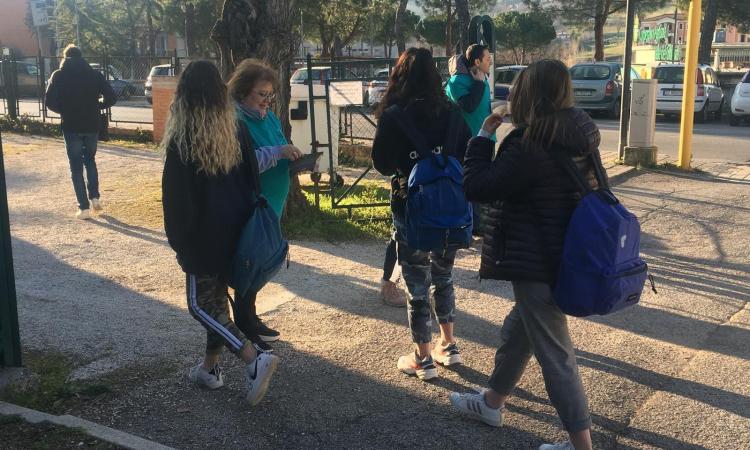 Tolentino, "La verità sulla droga": consegnati opuscoli all'uscita della scuola (FOTO) Tolentino, "La verità sulla droga": consegnati opuscoli all'uscita della scuola (FOTO)