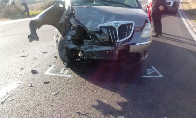 Treia. Frontale tra auto e furgone lungo la Cingolana: coinvolto Don Pio, parroco di Appignano (FOTO) Treia. Frontale tra auto e furgone lungo la Cingolana: coinvolto Don Pio, parroco di Appignano (FOTO)