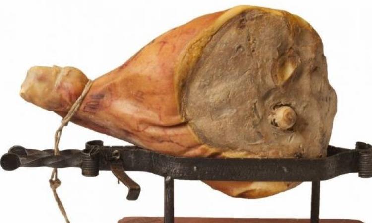 Civitanova, si introduce in un appartamento e ruba un prosciutto: ladro si dà alla fuga Civitanova, si introduce in un appartamento e ruba un prosciutto: ladro si dà alla fuga