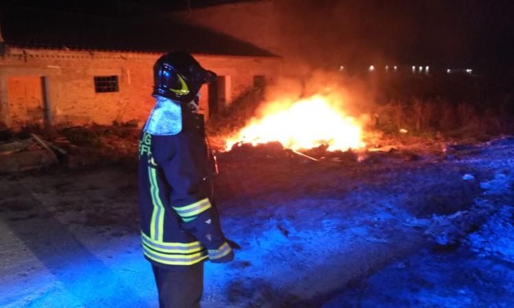 Corridonia, incendio all'esterno di un casolare: paura per i residenti (FOTO)