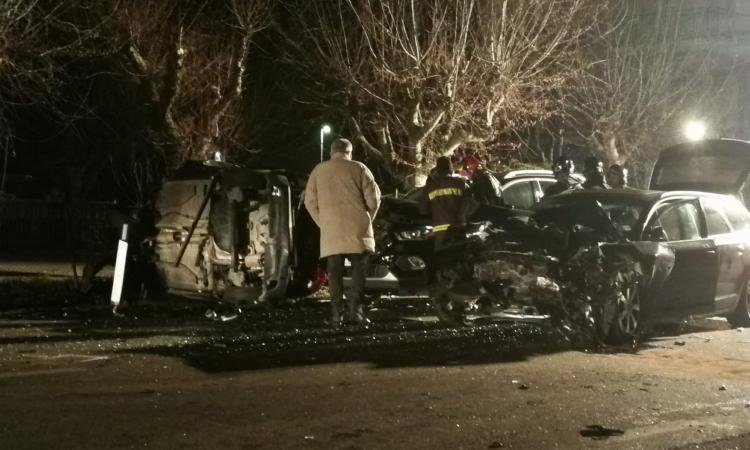 Terribile schianto fra tre auto lungo la S.S.16: due morti e altri feriti (FOTO E VIDEO) Terribile schianto fra tre auto lungo la S.S.16: due morti e altri feriti (FOTO E VIDEO)