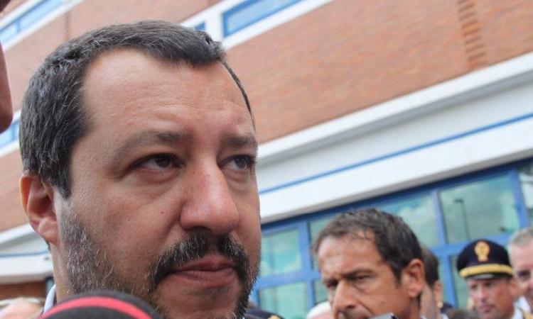 Salvini sulla tragedia di Porto Recanati: "Una preghiera per questa mamma e questo papà, un pensiero ai loro bimbi. Solo schifo per l’assassino" Salvini sulla tragedia di Porto Recanati: "Una preghiera per questa mamma e questo papà, un pensiero ai loro bimbi. Solo schifo per l’assassino"