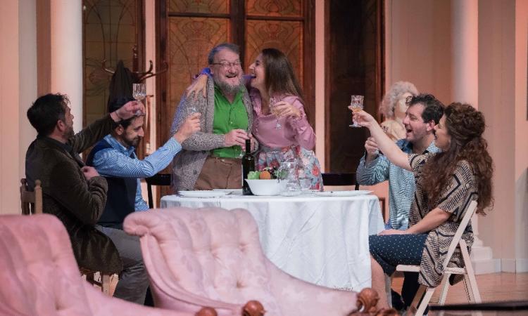 “La Casa di Famiglia” con Simone Montedoro al Teatro Comunale di Treia “La Casa di Famiglia” con Simone Montedoro al Teatro Comunale di Treia